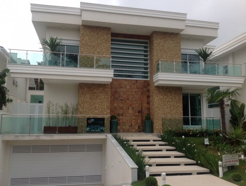 Casa com sacada de vidro