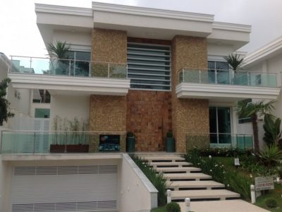 Casa com sacada de vidro