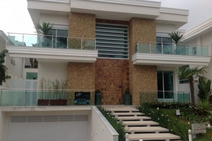 Casa com sacada de vidro